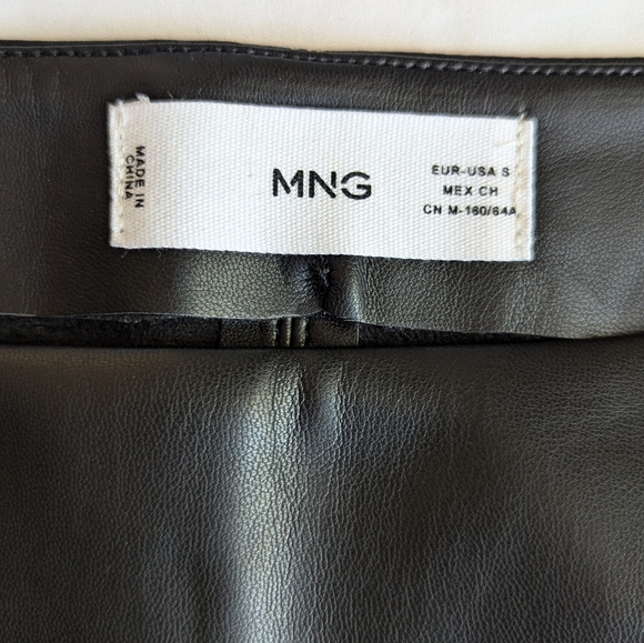 Vegan leather mini skirt with a bow - Picture 7 of 7